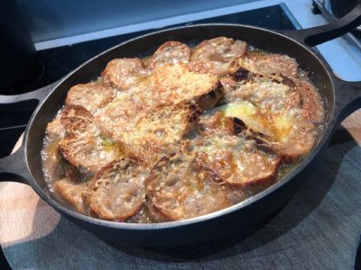 Soupe à l’oignon gratinée