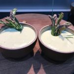 Potage aux asperges vertes et crabe