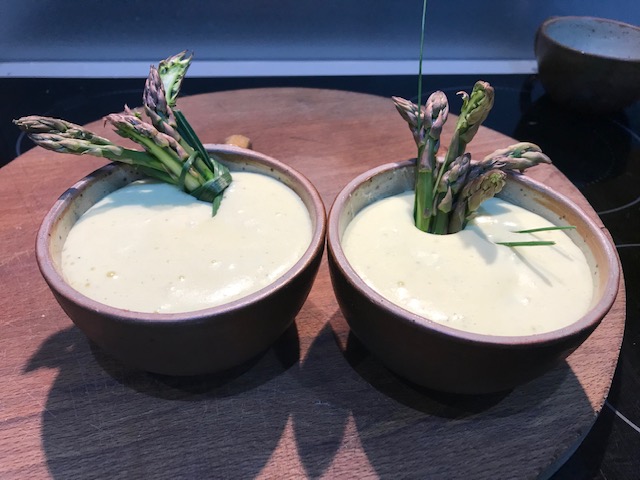 Potage aux asperges vertes et crabe