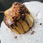 Charlotte aux poires, sauce chocolat