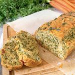 Cake aux fanes de navets ou de carottes et tomates séchées