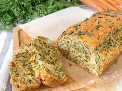 Cake aux fanes de navets ou de carottes et tomates séchées